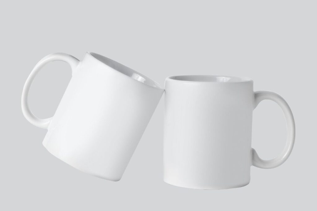 Mockups são representações visuais que simulam como um produto final ficará quando produzido. Eles são muito utilizados pelos mercados de design e e-commerce e podem representar camisetas, embalagens, canecas, capas de livros, produtos digitais e muito mais!