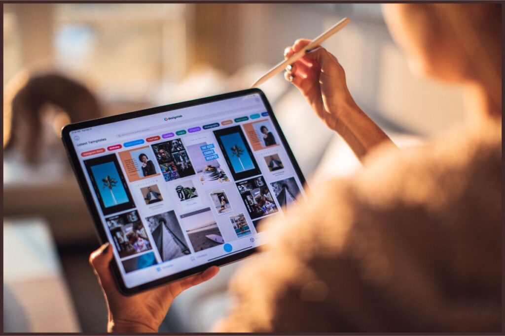 Com a evolução dos softwares de design, criar mockups de alta qualidade exige menos tempo e esforço, permitindo, assim, que você faça mais vendas e conquiste renda extra com mockups.